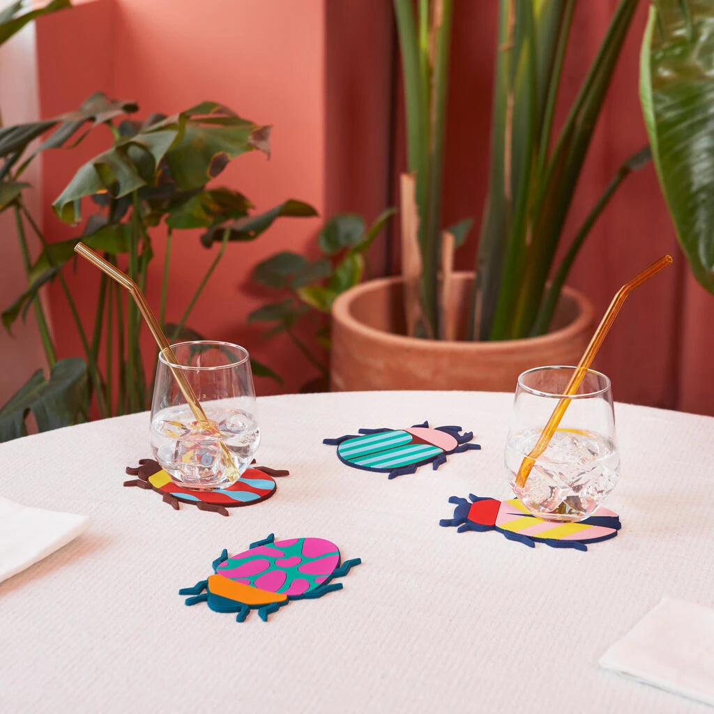 cuatro posavasos en forma de bichos coloridos