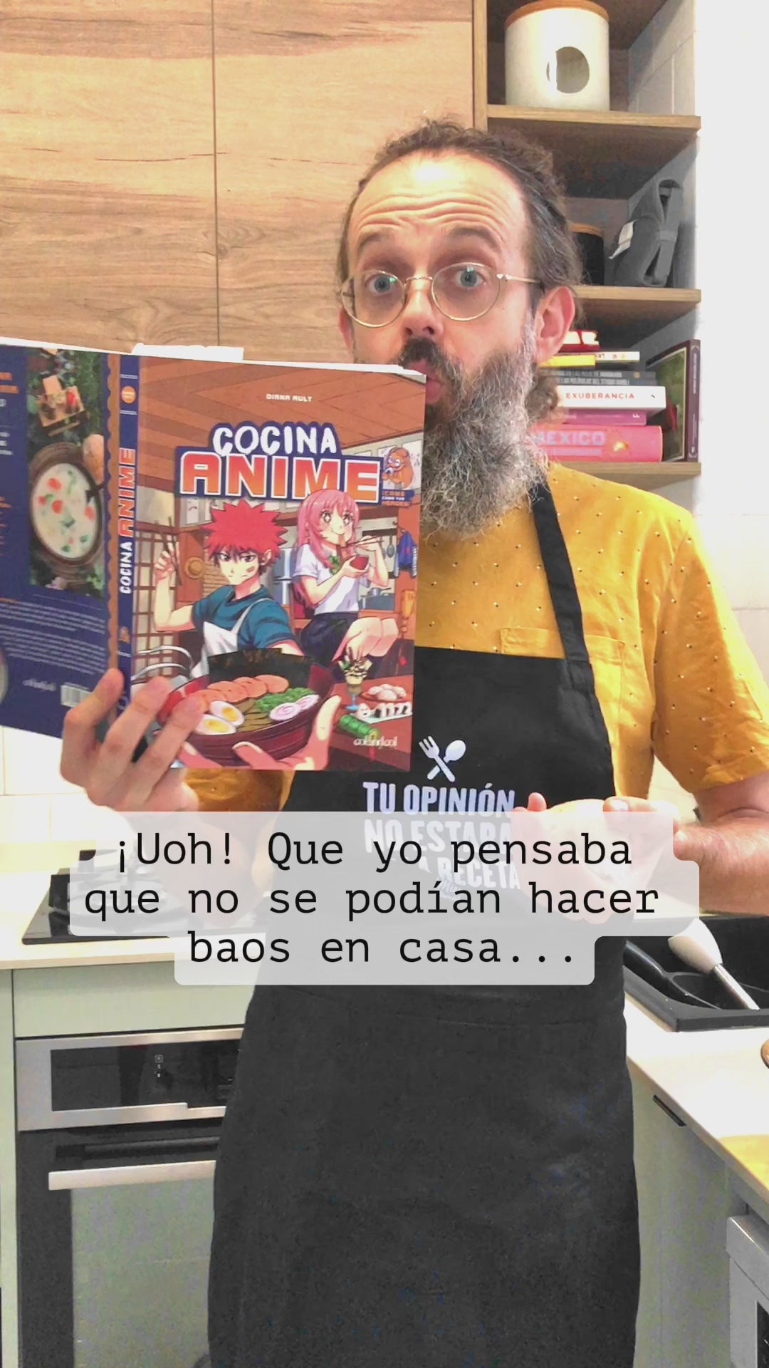 Persona cocinando usando el libro de recetas Cocina Anime para preparar pan bao