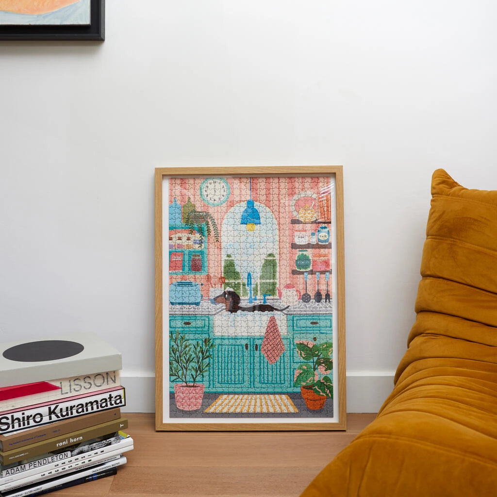 puzle de 1000 piezas de un perro tomando un baño de burbujas en la pila de una cocina enmarcado