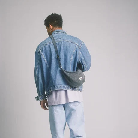 Bolso riñonera Andrea en denim color gris de Hindbag