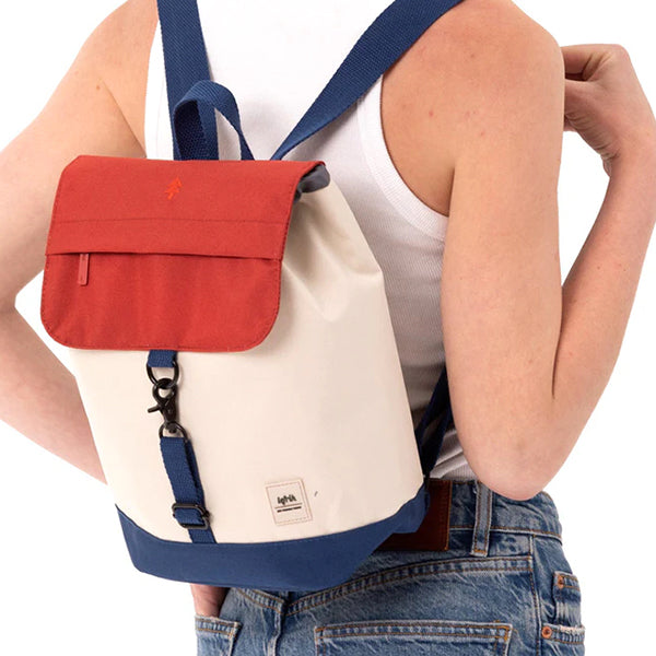 Mochila scout mini Bauhaus de Lefrik con color teja, crema y azul