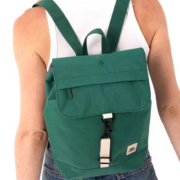 Mochila verde Scout mini de Lefrik, con un cierre de mosquetón negro y unas tiras blancas