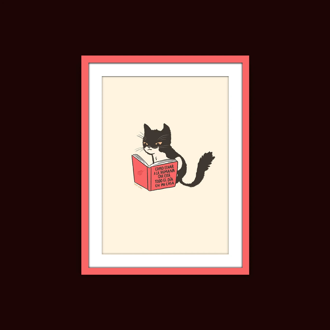 mockup de la ilustración Cómo echar a la humana de María Gómez, de un gato blanco y negro leyendo el libro. Ilustración enmarcada en un cuadro rojo sobre un fondo granate