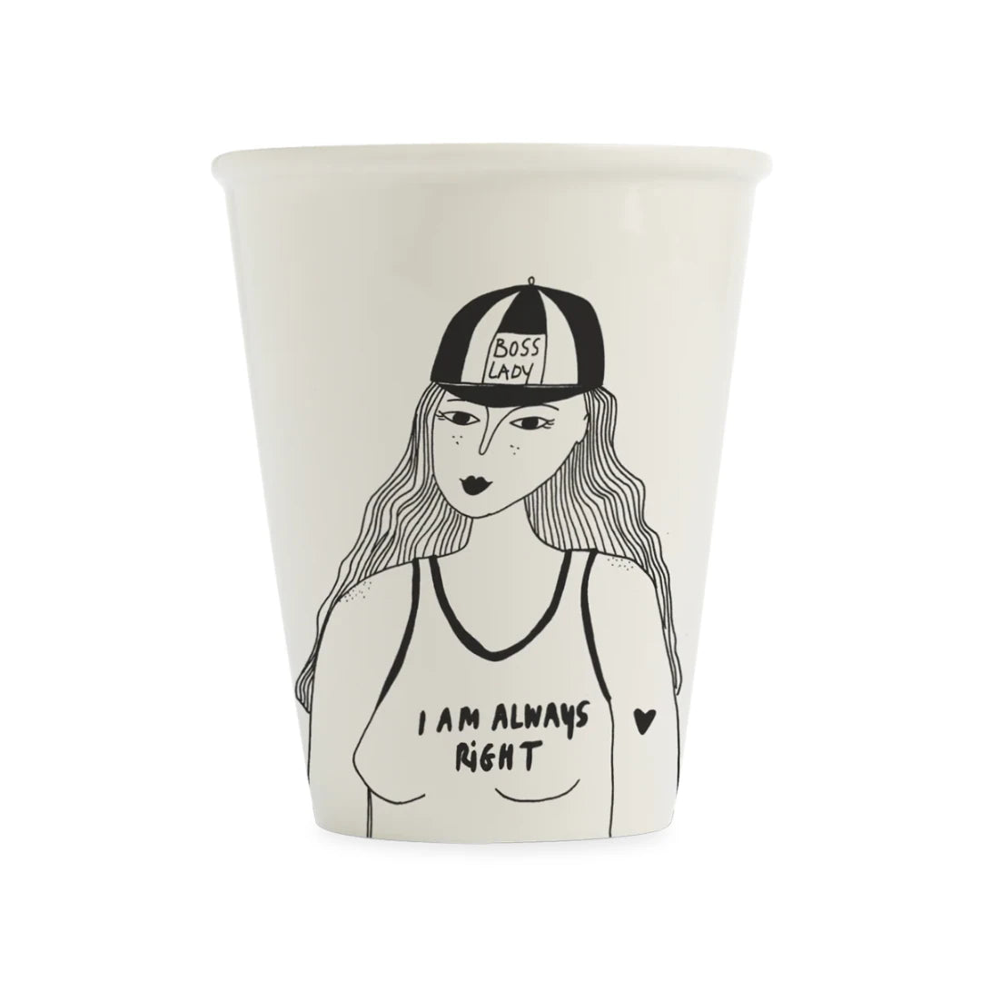 Taza en blanco y negro de una mujer que lleva una gorra en la que pone "Boss lady" y una camiseta en la que pone "I am always right".