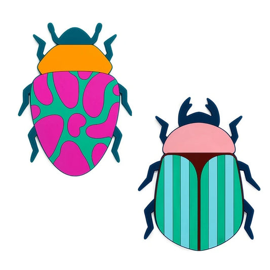 dos salvamanteles en forma de escarabajos en colores llamativos