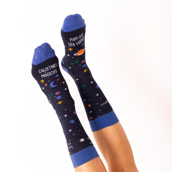 Pies levantados con los calcetines mágicos para que sea viernes