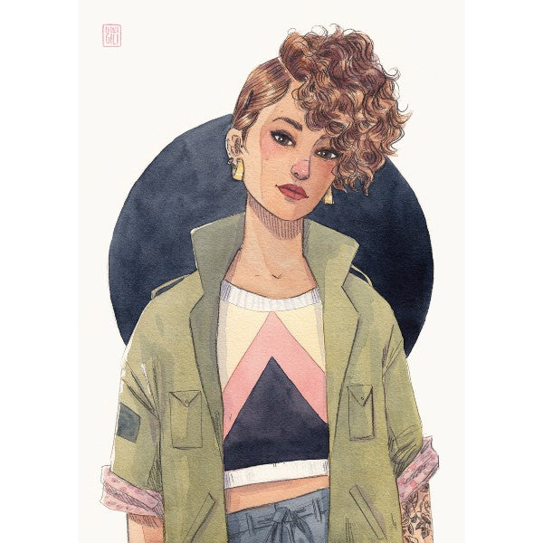 Ilustración de una chica de frente con pelo rizado, pendientes de aro dorados y chaqueta verde abierta sobre una camiseta con formas geométricas