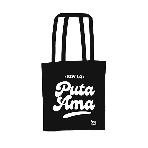 tote bag negra de miss miserable con la frase soy la puta ama en blanco