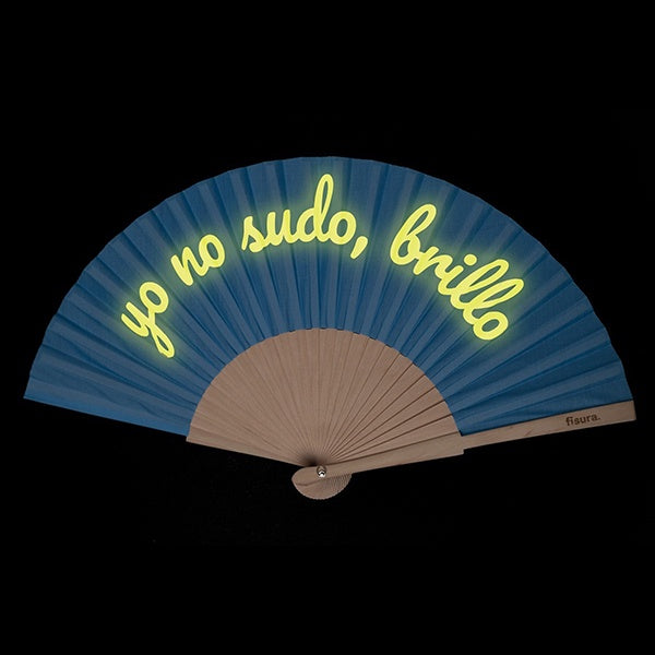 Abanico que brilla en la oscuridad con la frase: "Yo no sudo, brillo"