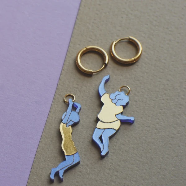 Pendientes de metacrilato con forma de mujeres azules con vestidos doradosbailando y aro dorado