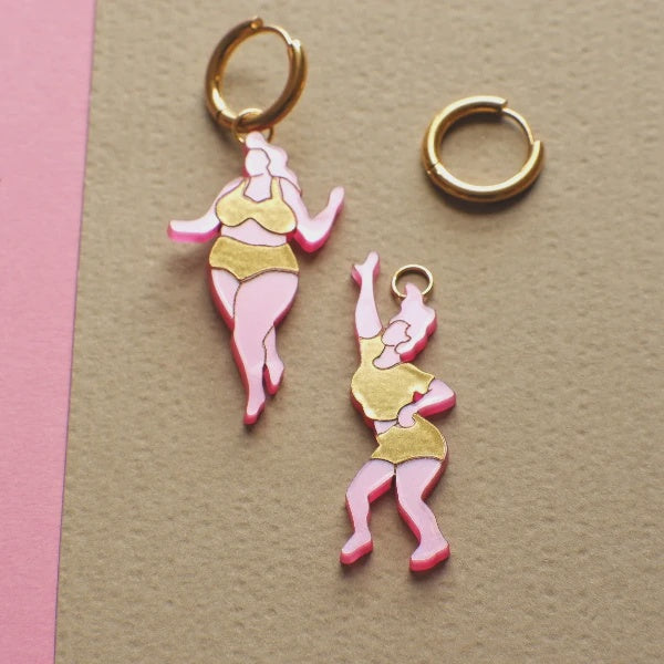 Pendientes de metacrilato con forma de mujeres bailando y aro dorado