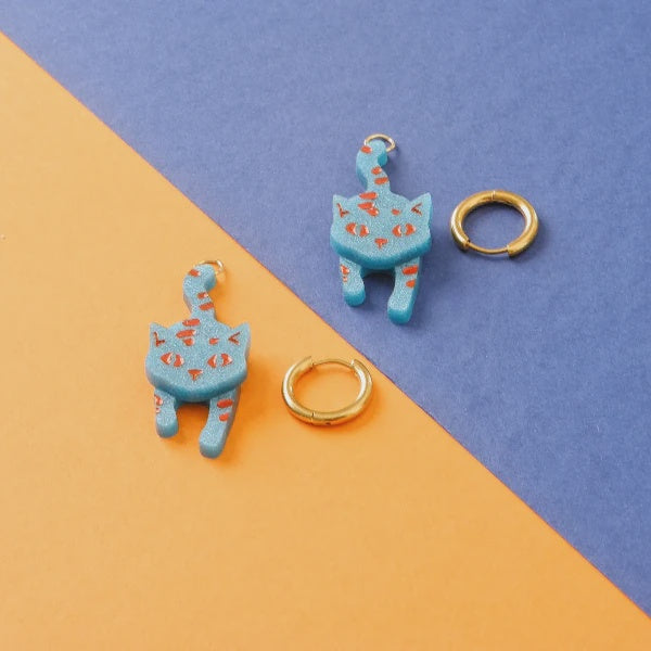 Pendientes de aro con forma de gato en metacrilato azul con detalles en naranja pintados a mano