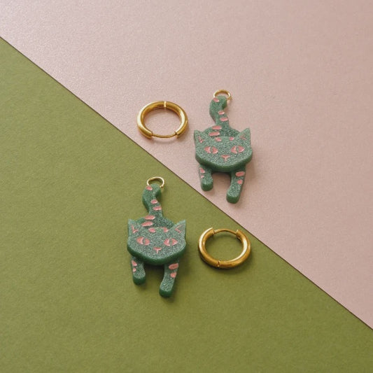 Pendientes de aro con forma de gato en metacrilato verde con detalles en rosa pintados a mano