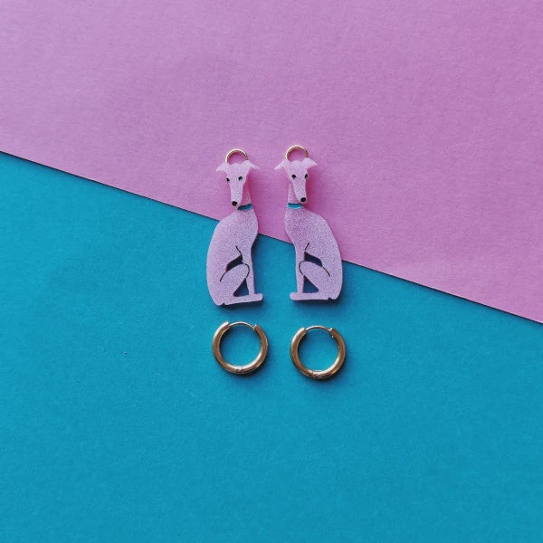Pendientes de aro con forma de perro en metacrilato rosa pintado a mano