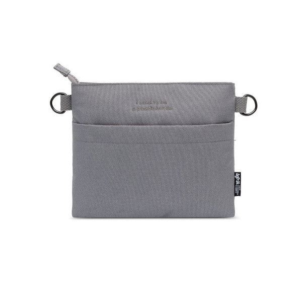 Bolso pequeño color gris sin correas hecho de plástico reciclado de la marca española Lefrik