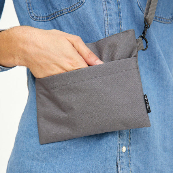 Mujer con camisa vaquera y el bolso pequeño color gir hecho de plástico reciclado de la marca española Lefrik