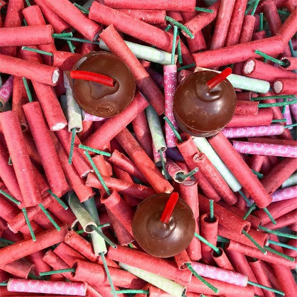 Tras bombetas de chocolate sobre un monón de chinos, petardos típicos de las fallas y otras celebraciones de Valencia