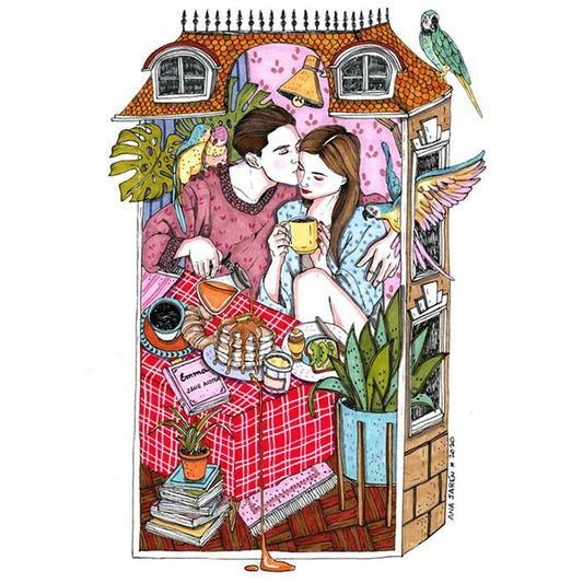 Pareja dentro de un edificio rodeados de loros, plantas y libros tomando el desayuno mientras él la besa a ella en la mejilla