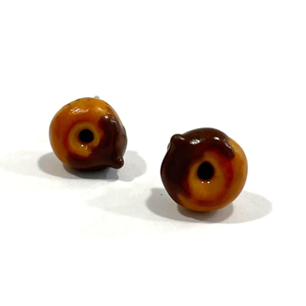 Pendientes con forma de buñuelos de calabaza mojados en chocolate, dulce típico de las Fallas de Valencia