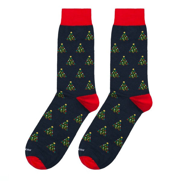 Calcetines azules con detalles en rojo y estampado de árboles de Navidad