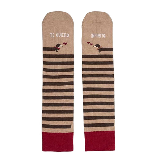 Calcetines a rayas marrones con estampado de perros salchichas y corazones y el mensaje Te quiero infinito