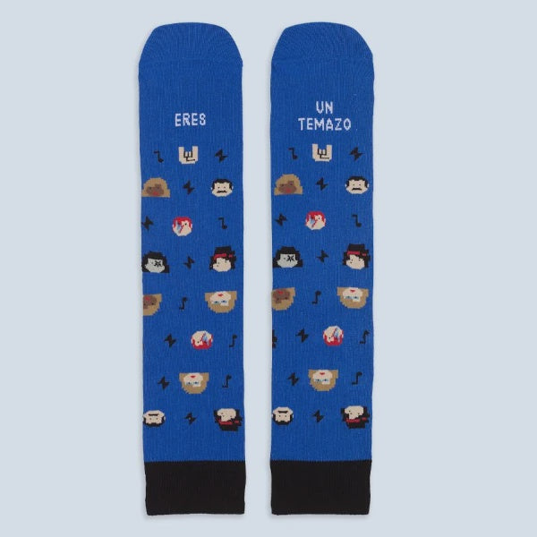 Calcetines azules con el mensaje Eres un temazo y estampado de rayos, notas musicales y caras de iconos de la música