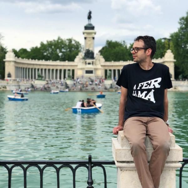Chico posando con la camiseta A Fer la Mà diseñada por la tienda de eegalos Gnomo en el Parque del Retiro, Madrid