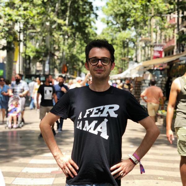 Hombre posa en las Ramblas de Barcelona con la camiseta A fer la mà, diseñada por la tienda de regalos Gnomo, en Valencia