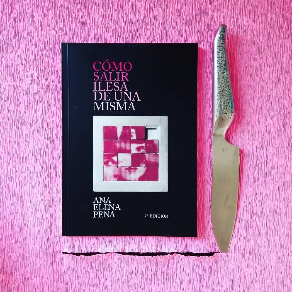 Libro de poesía de Ana Elena Pena sobre fondo rosa con cuchillo de cocina rasgando el papel