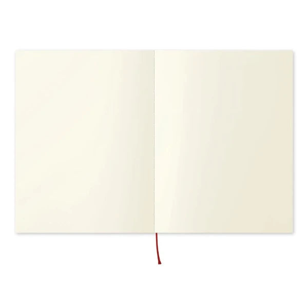 Cuaderno de hojas lisas y marcapáginas de seda roja abierto 180º