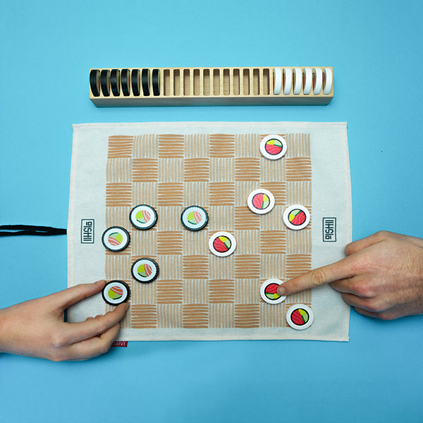 Juego de damas Damakis con piezas con forma de maki sushi y portafichas de madera