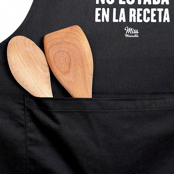 Primer plano del bolsillo de un delantal con dos cucharas de palo