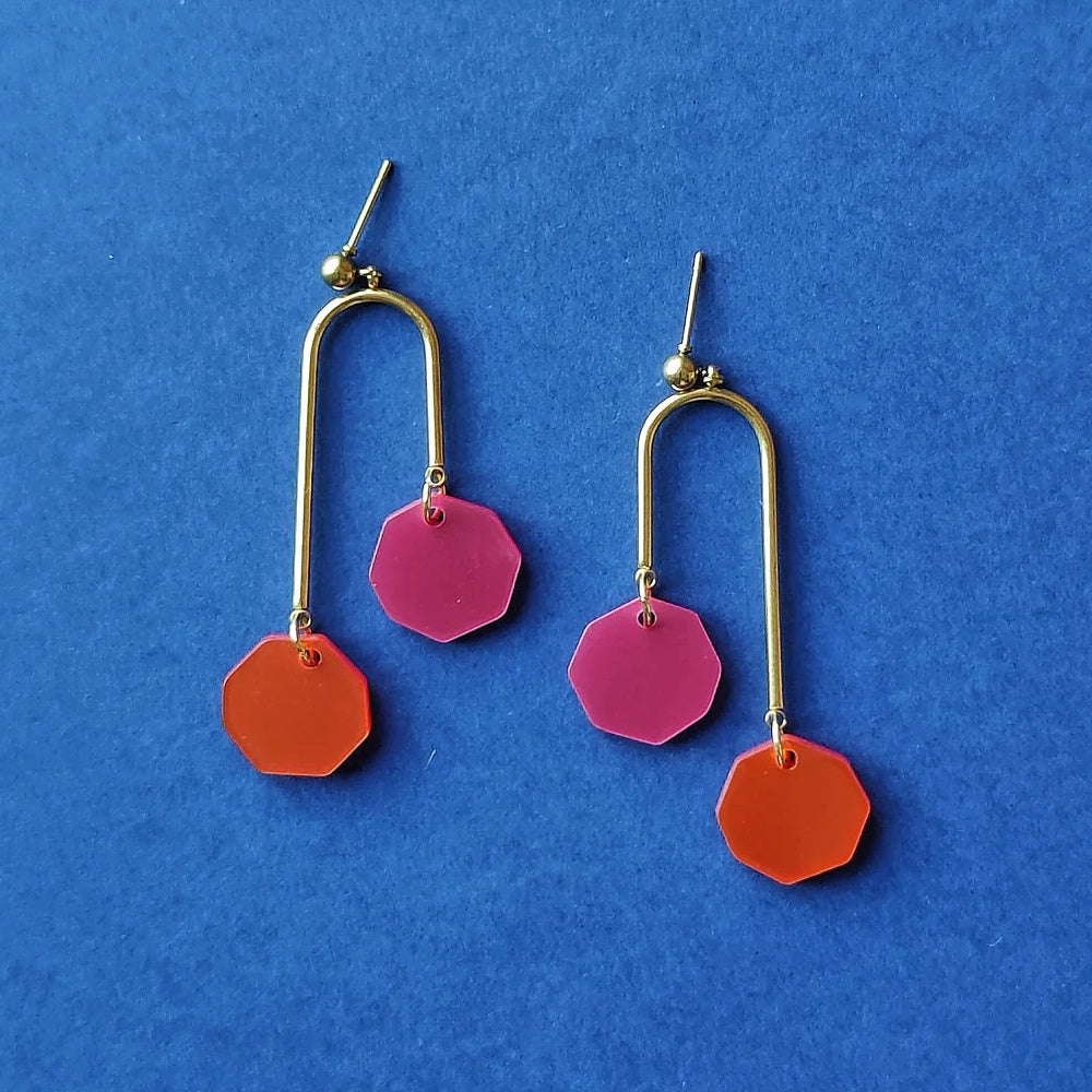 Pendientes de metal y metacrilato, con aro y octógonos rosa y naranja