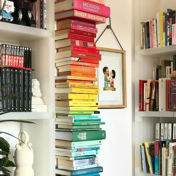 Libros ordenados por colores en una estantería vertical invisible