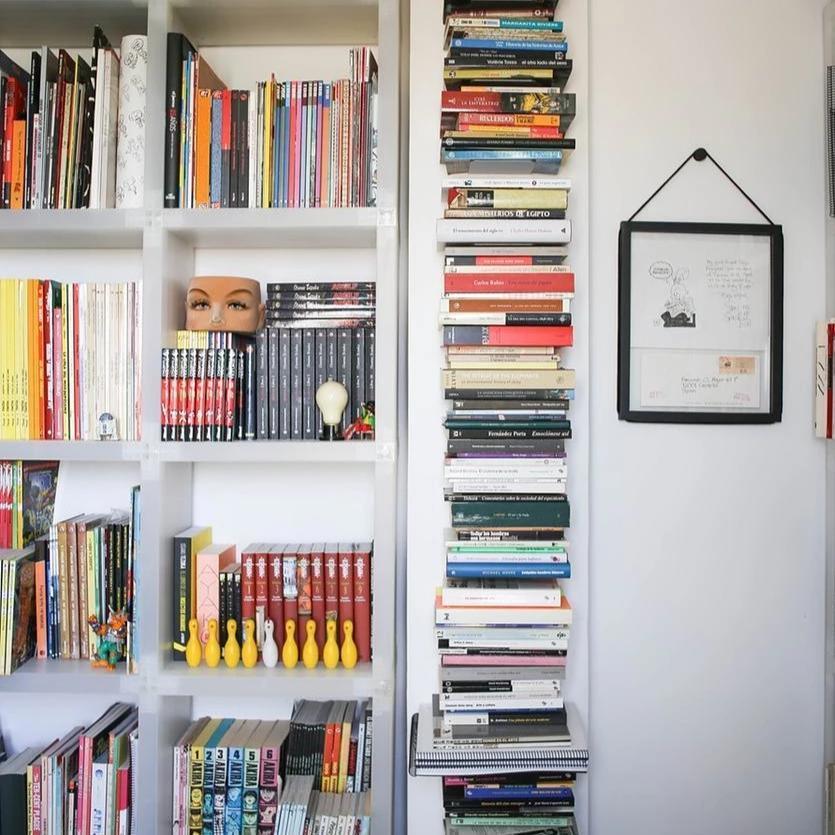 Libros en las estanterías Virtual de casa de los dueños de la tienda de regalos Gnomo, en Valencia