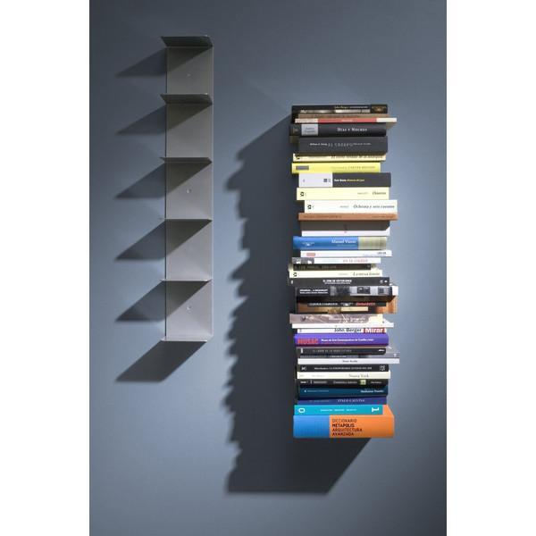 Dos estanterías metálicas verticales, una de ellas llena de libros que la ocultan