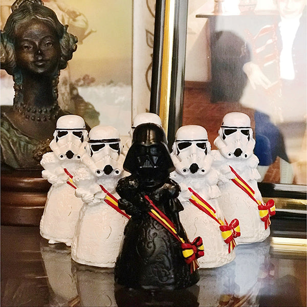 Figuras con traje de fallera y casco de Storm Trooper y Darth Vader delante de una figura de fallera y un marco de fotos