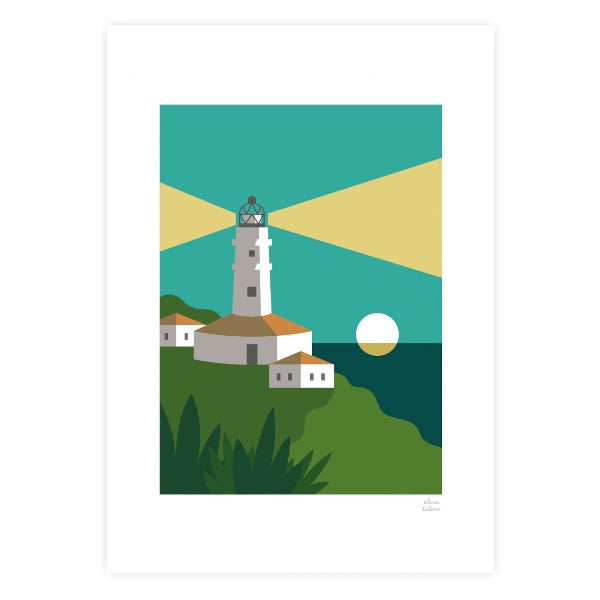 Ilustración de Elisa Talens con un faro encendido al atardecer, con el sol poniéndose en el mar de fondo y casitas y vegetación en primer plano