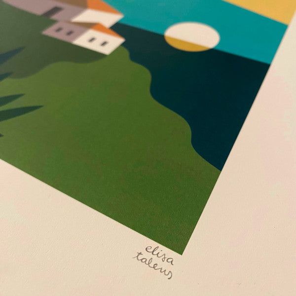 Detalle de la firma de la ilustración de Elisa Talens con un faro encendido al atardecer, con el sol poniéndose en el mar de fondo y casitas y vegetación en primer plano