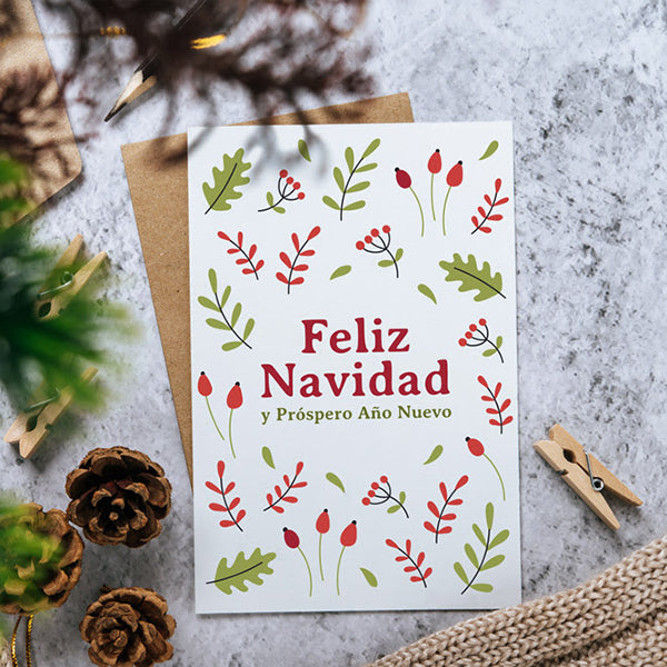 postal de Navidad con semillas rodeada de decoracion navideña