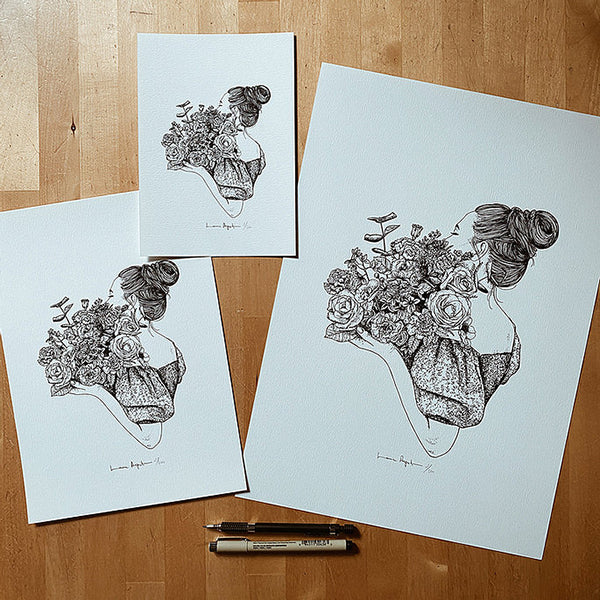 Ilustración en blanco y negro de una mujer de perfil con el pelo recogido y un gran ramo de rosas y otras flores en diferentes tamaños sobre una mesa de madera