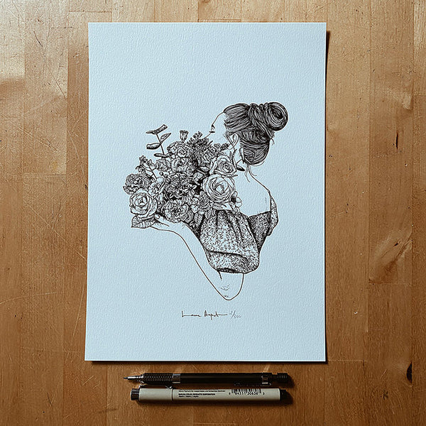 Ilustración en blanco y negro de una mujer de perfil con el pelo recogido y un gran ramo de rosas y otras flores en tamaño A4