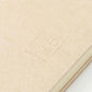 Detalle del logo MD Paper grabado en la funda de papel encerado para proteger las libretas japonesas Midori tamaño A5