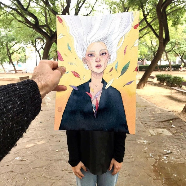 Chica posando con la ilustración Galerna de Esther Gili