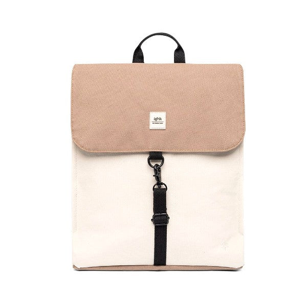Mochila plana y pequeña reciclada en colores marrón, beige y con correa de cierre negra de Lefrik