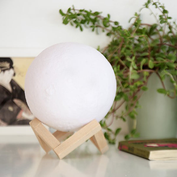 Lámpara led con la reproducción de la Luna y soporte de Madera