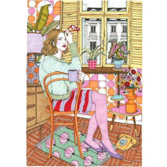 Ilustración de Ana Jarén de una chica con medias rosas sentada en una silla junto a la ventana