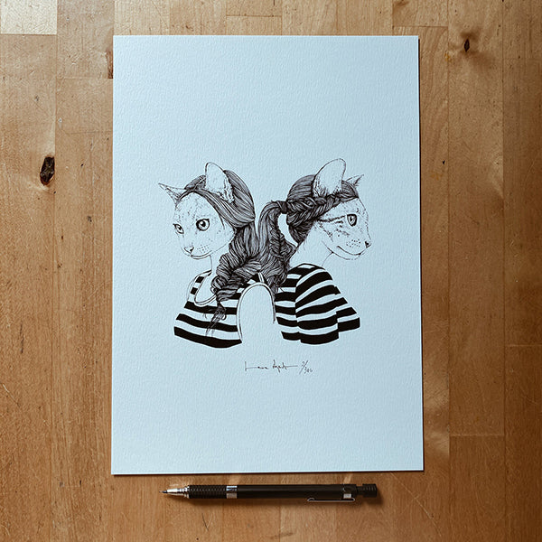Lámina Missis Scauri con ilustración de dos gatas espalda con espalda