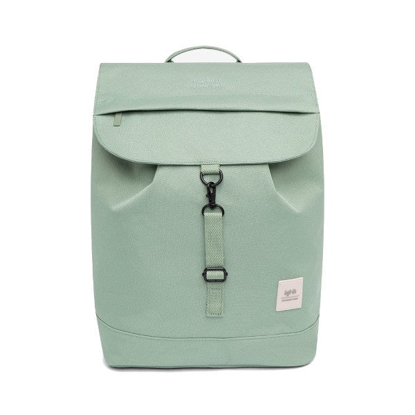 Mochila de gran capacidad de plástico reciclado en color verde salvia de la marca Lefrik