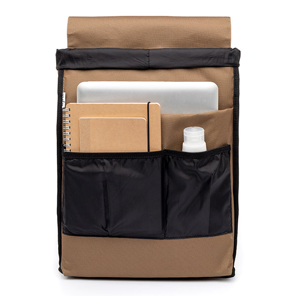 Interior de la mochila ecológica de plástico reciclado de la marca española Lefrik en color marrón camel con bolsillos y compartimento para el portátil